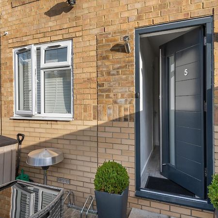 Апартаменты 2 Bed Town House With Garden In Hackney, Лондон Экстерьер фото
