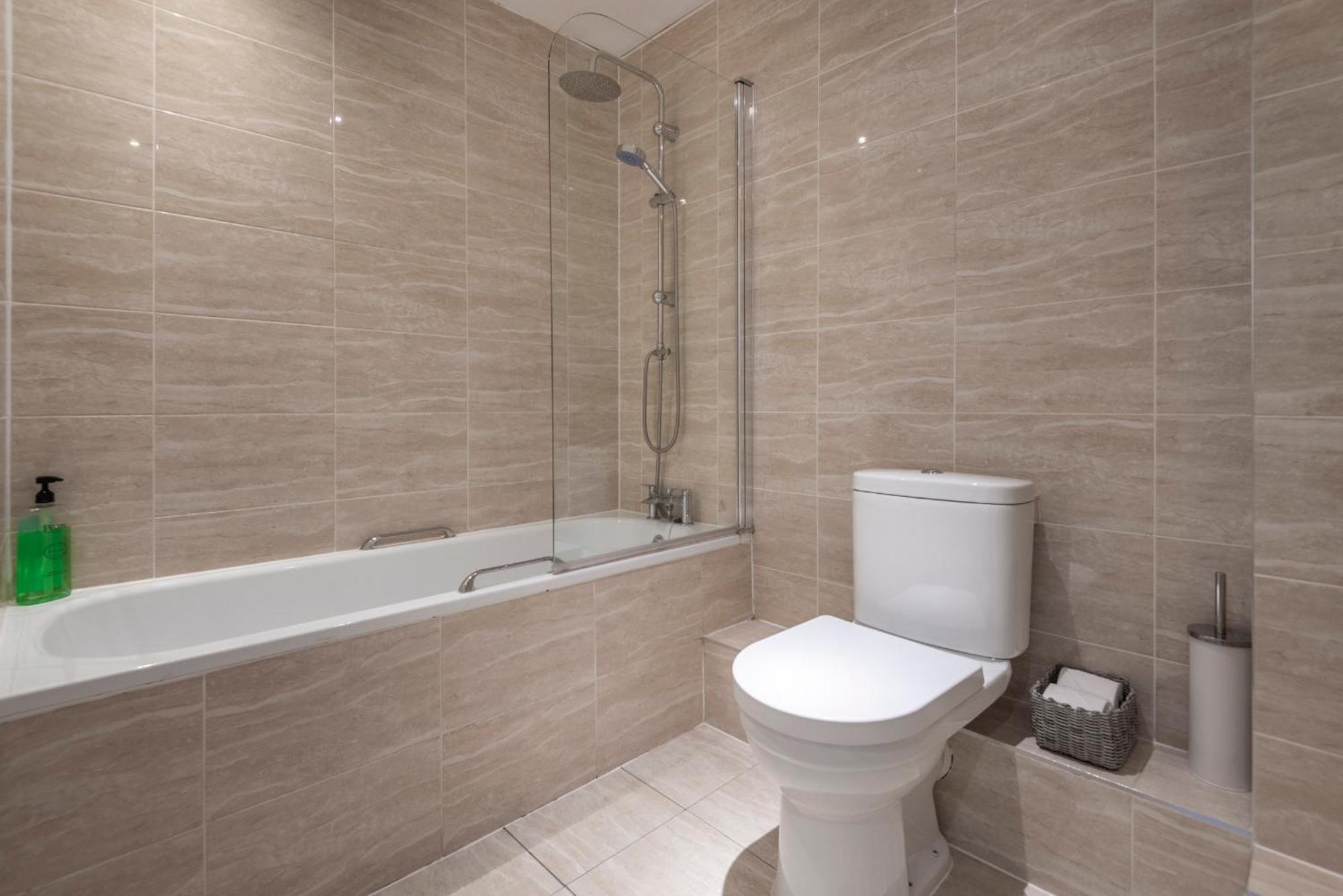 Апартаменты 2 Bed Town House With Garden In Hackney, Лондон Экстерьер фото