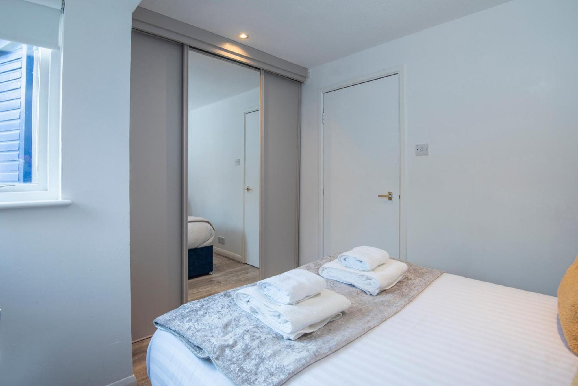 Апартаменты 2 Bed Town House With Garden In Hackney, Лондон Экстерьер фото