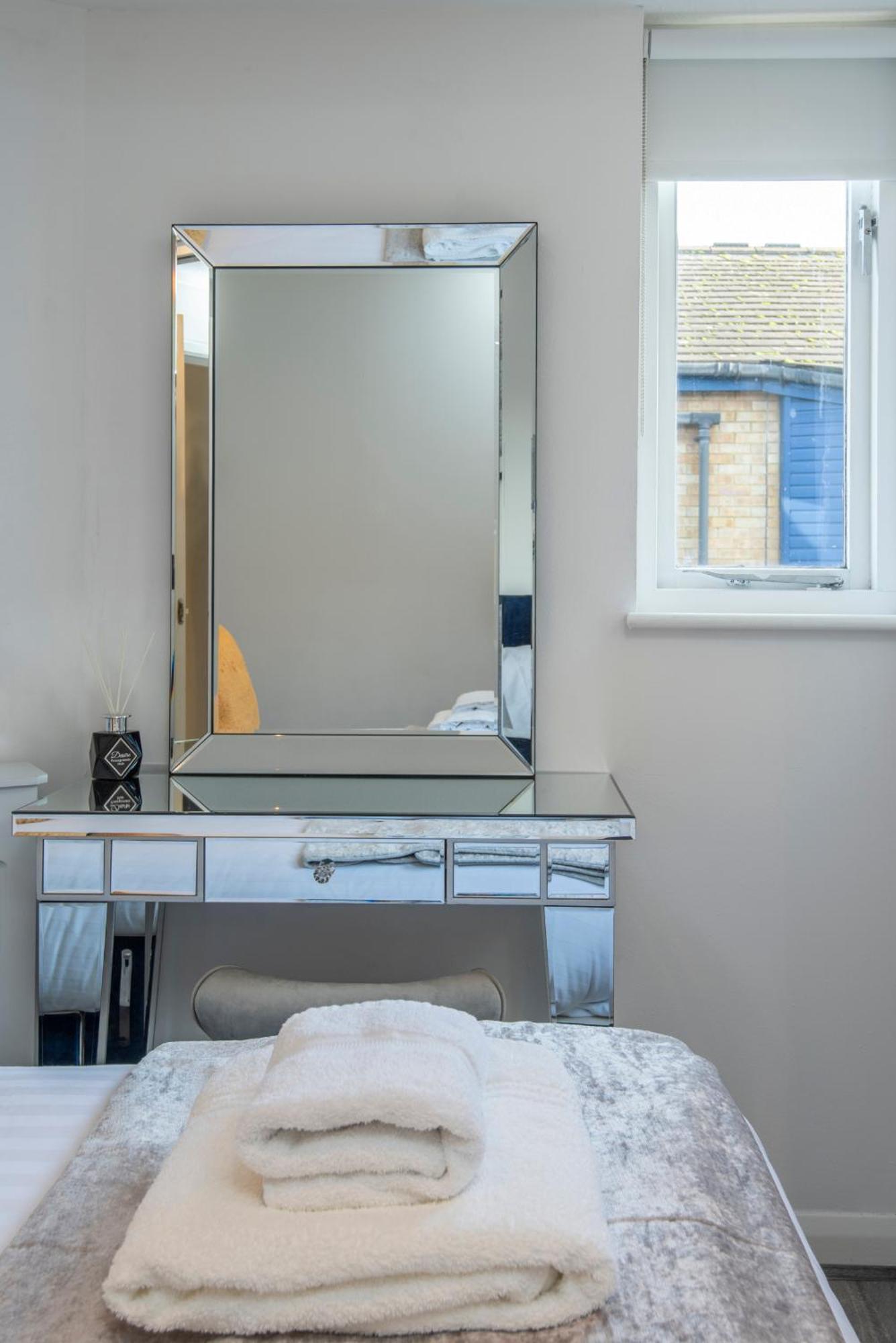 Апартаменты 2 Bed Town House With Garden In Hackney, Лондон Экстерьер фото