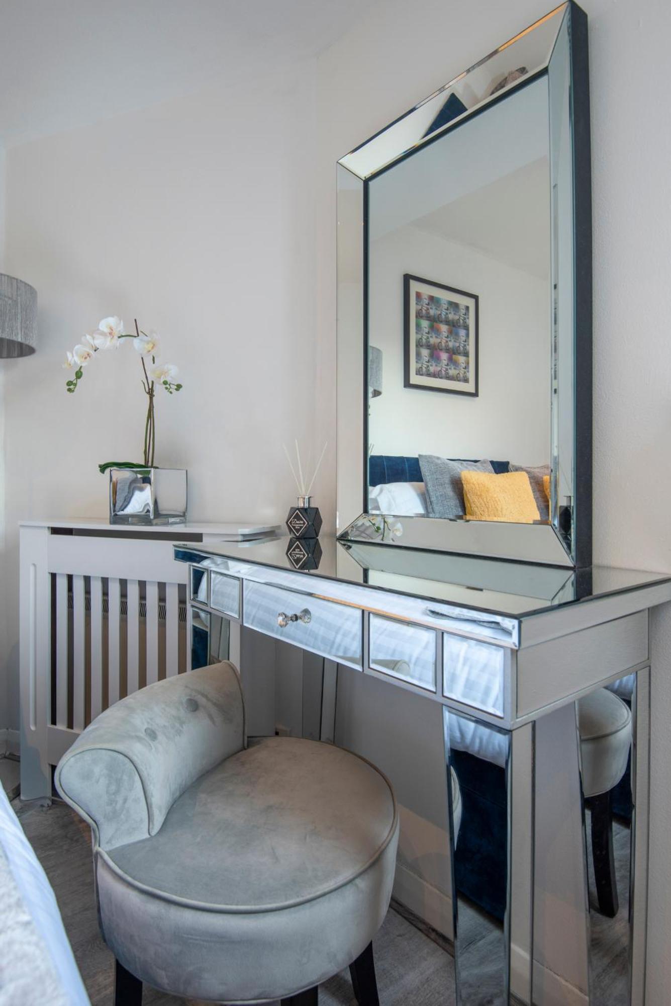 Апартаменты 2 Bed Town House With Garden In Hackney, Лондон Экстерьер фото