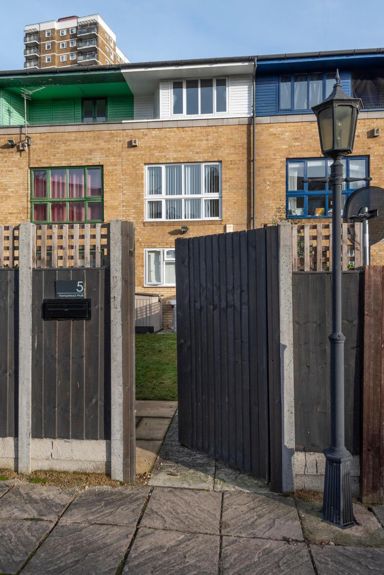Апартаменты 2 Bed Town House With Garden In Hackney, Лондон Экстерьер фото