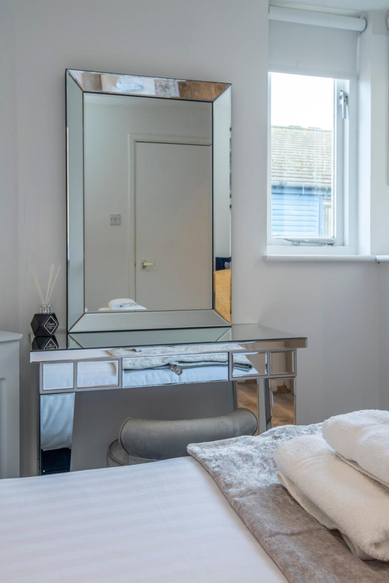 Апартаменты 2 Bed Town House With Garden In Hackney, Лондон Экстерьер фото