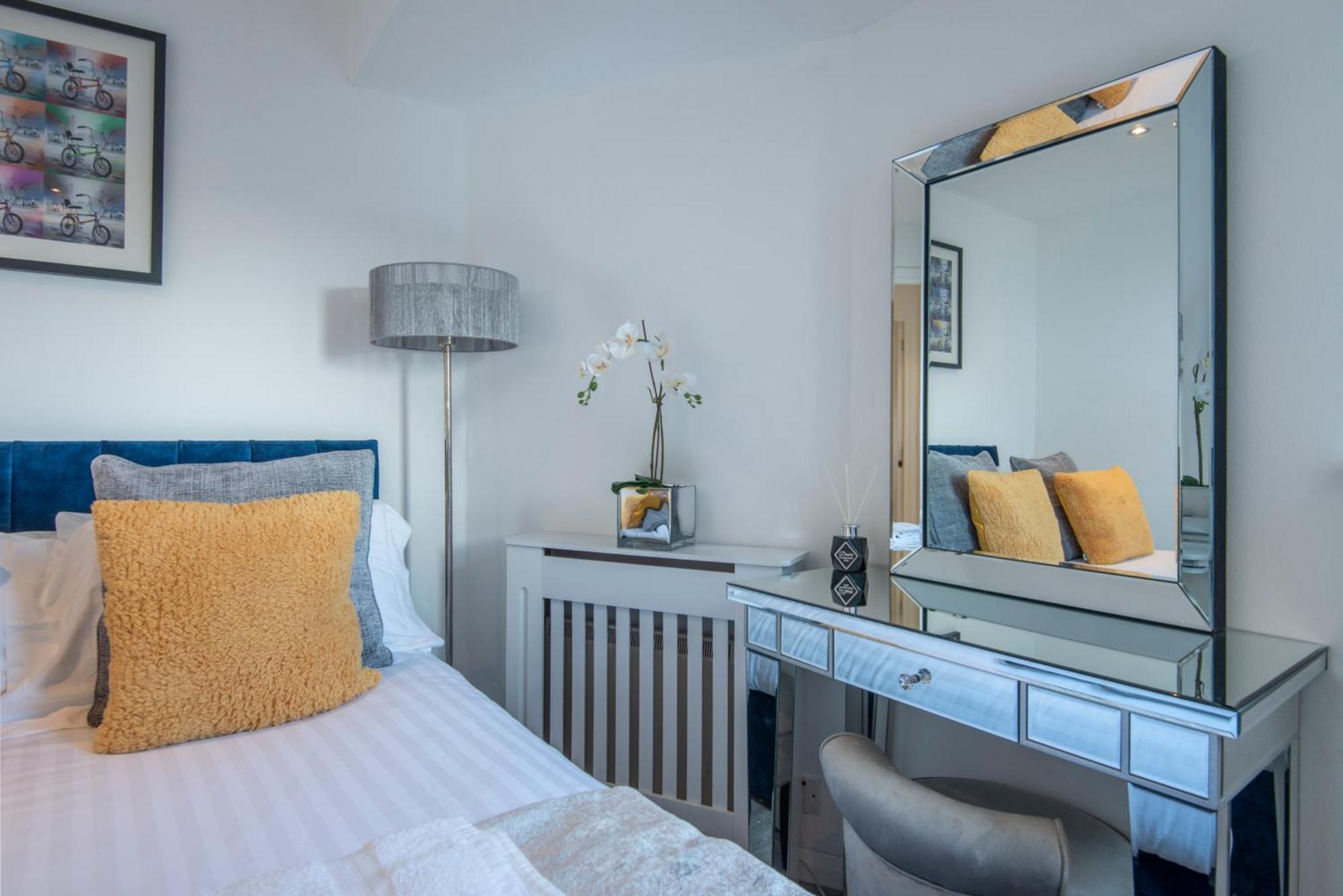 Апартаменты 2 Bed Town House With Garden In Hackney, Лондон Экстерьер фото