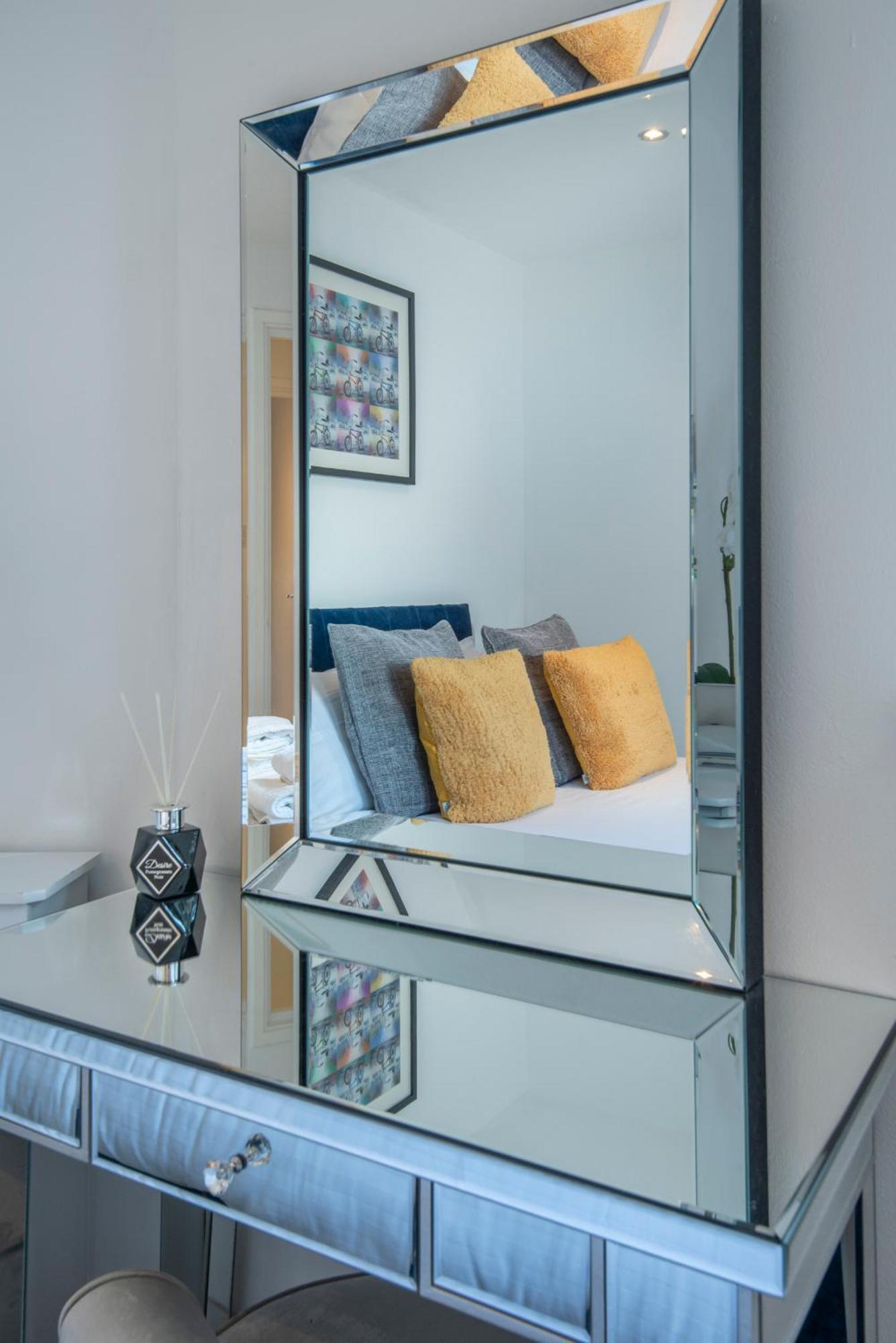 Апартаменты 2 Bed Town House With Garden In Hackney, Лондон Экстерьер фото