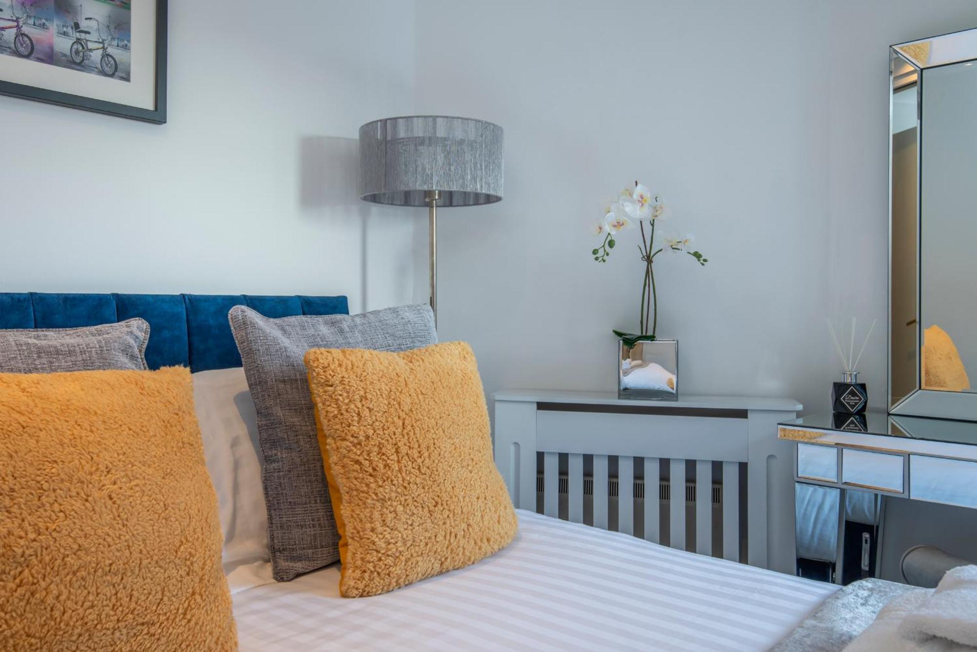 Апартаменты 2 Bed Town House With Garden In Hackney, Лондон Экстерьер фото