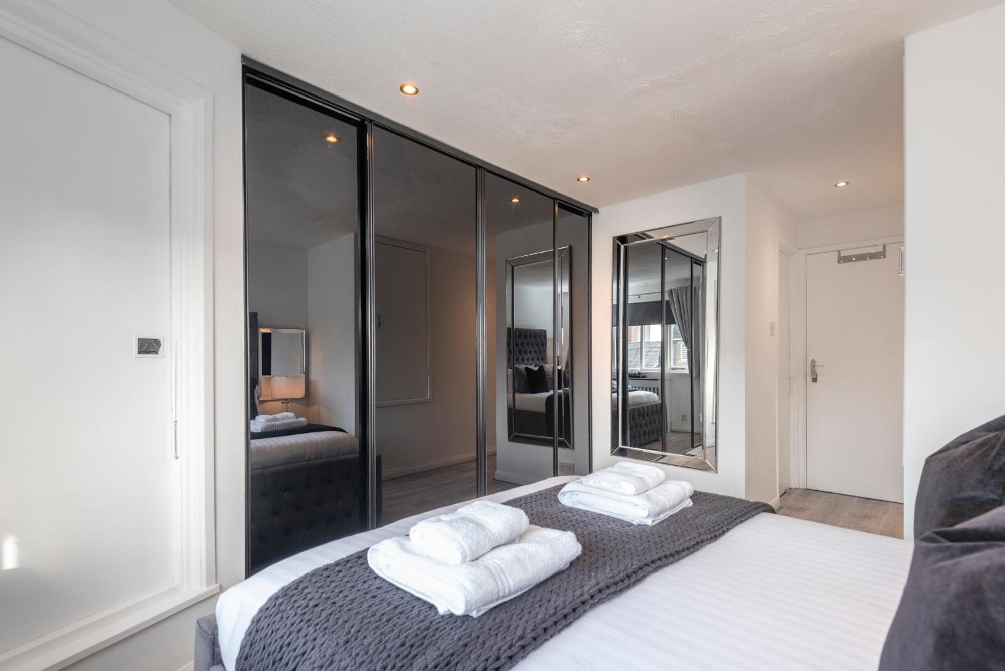 Апартаменты 2 Bed Town House With Garden In Hackney, Лондон Экстерьер фото