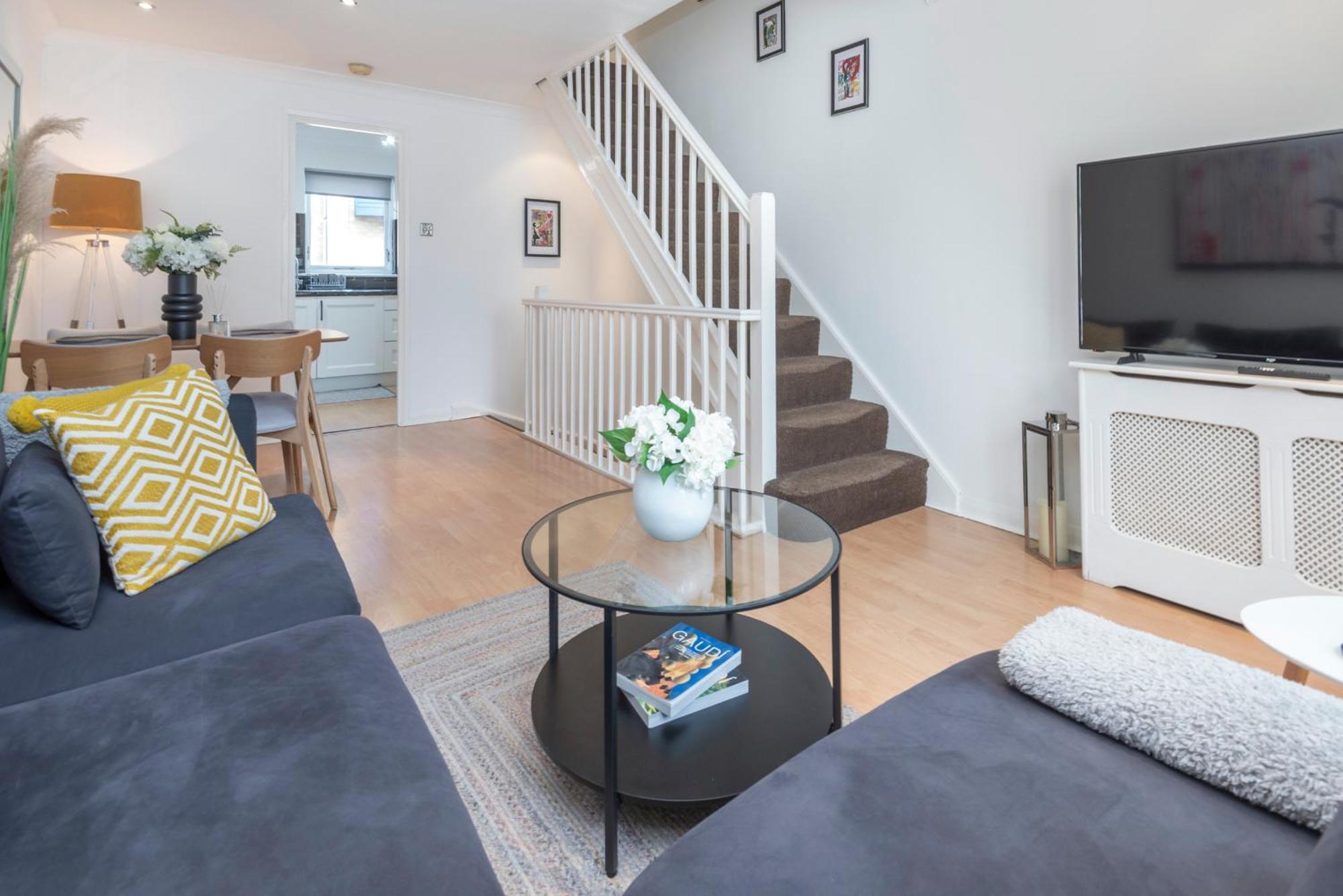 Апартаменты 2 Bed Town House With Garden In Hackney, Лондон Экстерьер фото