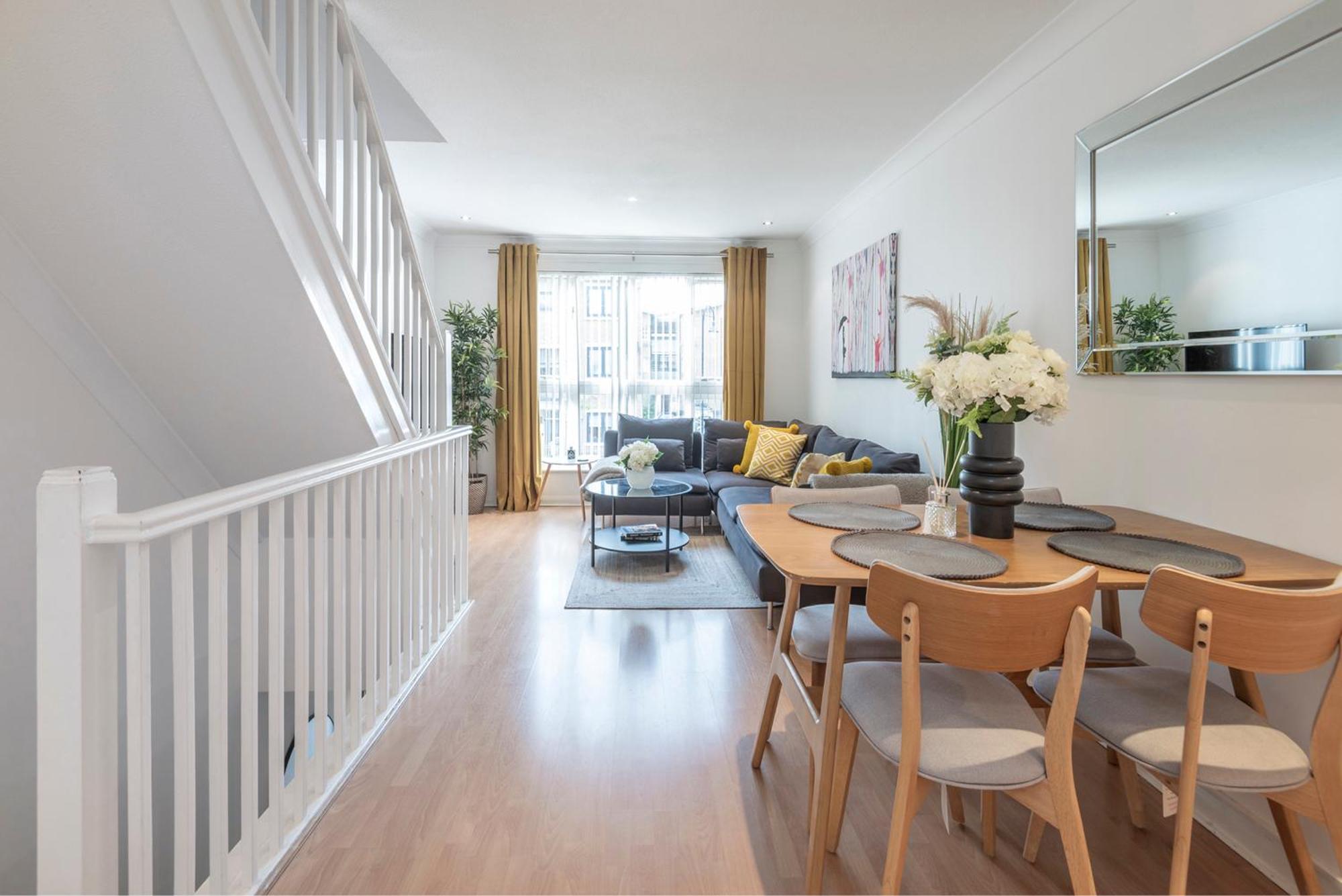 Апартаменты 2 Bed Town House With Garden In Hackney, Лондон Экстерьер фото