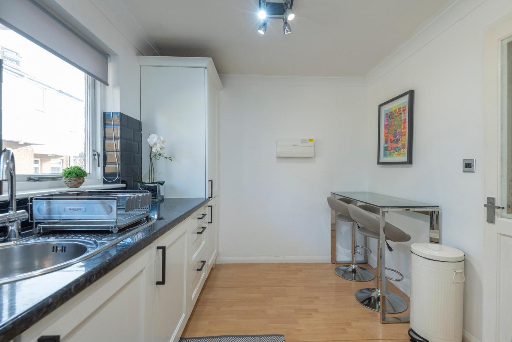 Апартаменты 2 Bed Town House With Garden In Hackney, Лондон Экстерьер фото