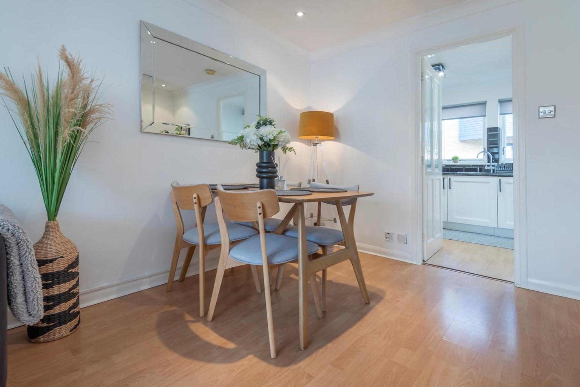 Апартаменты 2 Bed Town House With Garden In Hackney, Лондон Экстерьер фото