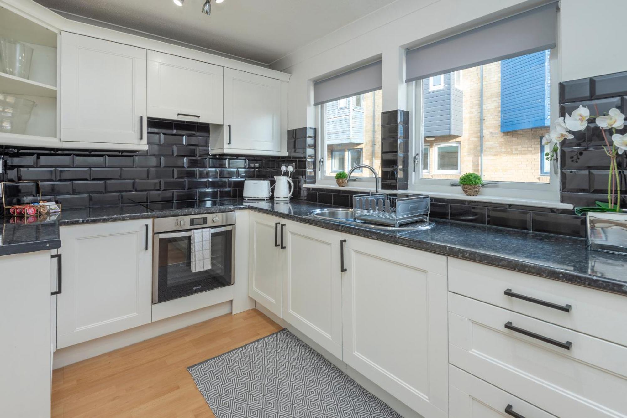 Апартаменты 2 Bed Town House With Garden In Hackney, Лондон Экстерьер фото