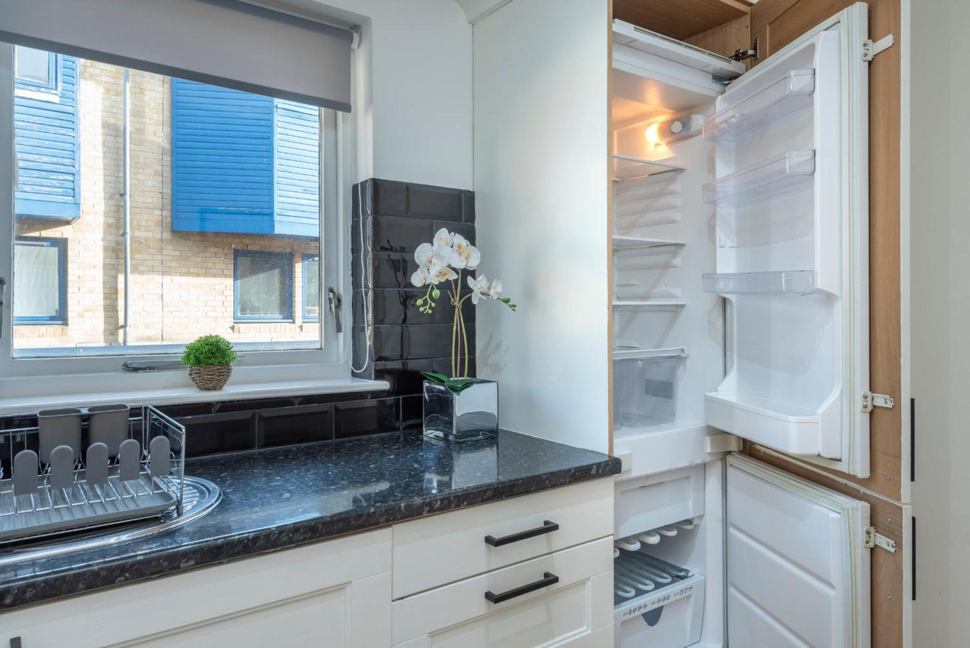 Апартаменты 2 Bed Town House With Garden In Hackney, Лондон Экстерьер фото