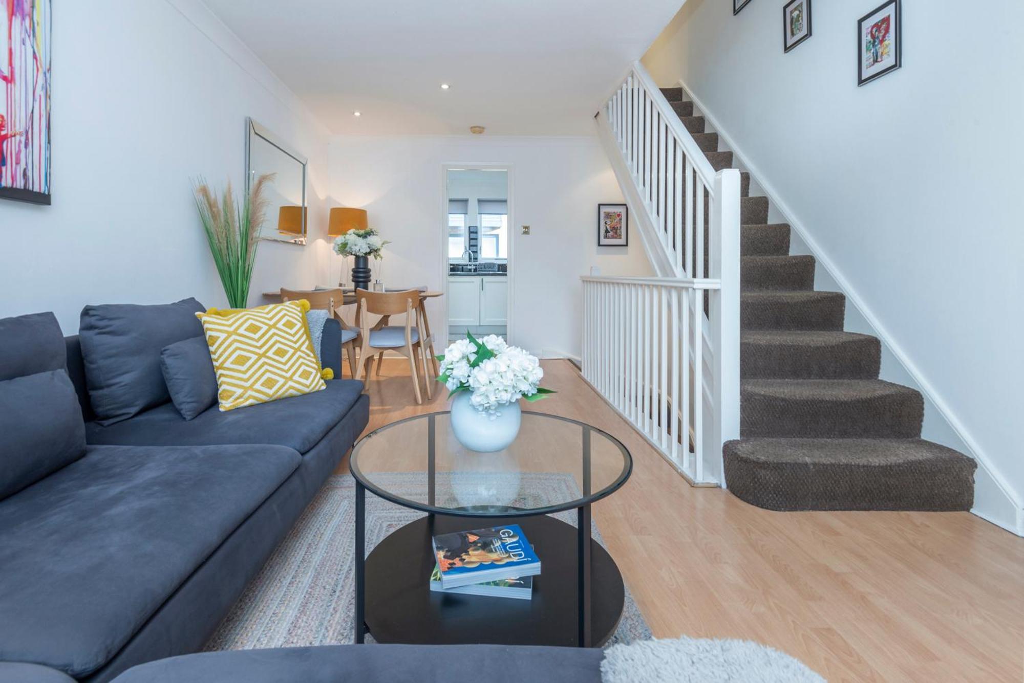 Апартаменты 2 Bed Town House With Garden In Hackney, Лондон Экстерьер фото